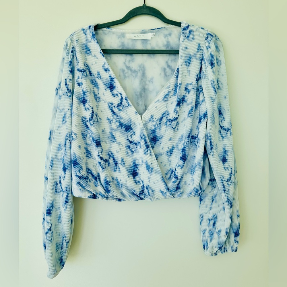 ASTR Tie-Dye Blue and White Top